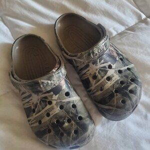 Kids real tree camo Crocs size 4